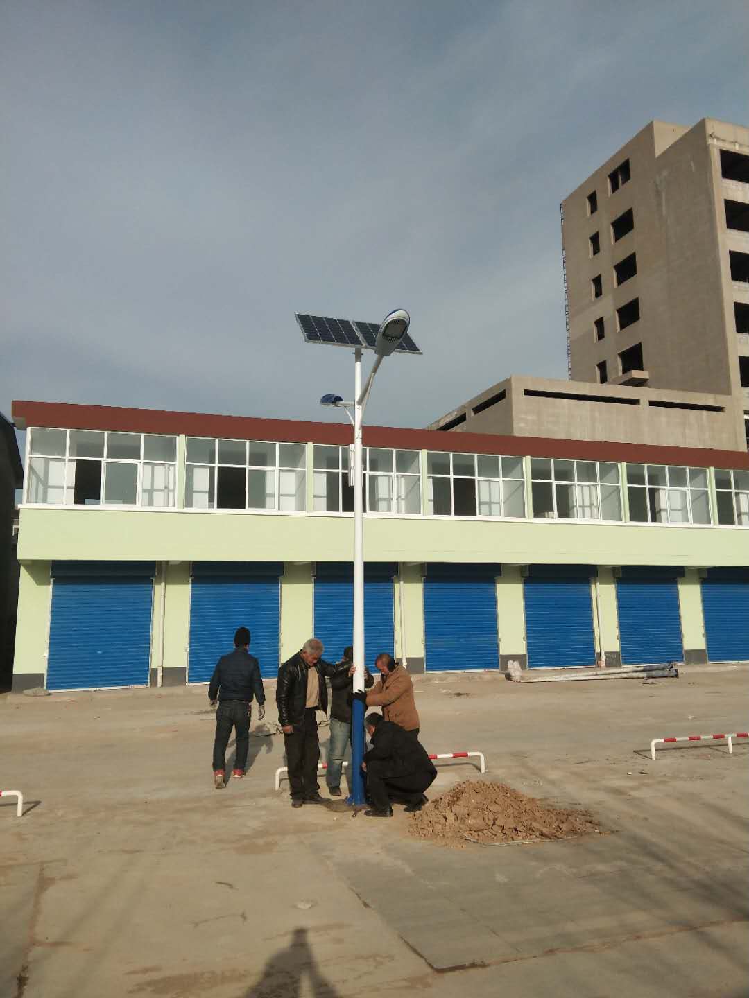 山西临汾浮山县安装了5米双臂30W太阳能路灯效果特别好