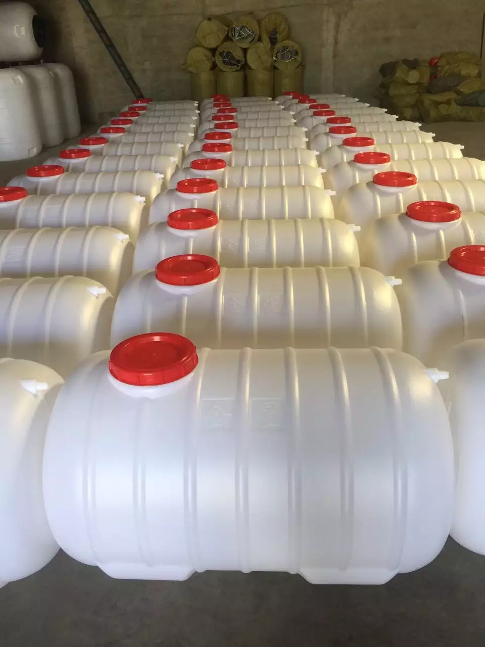 300升300公斤卧式塑料水桶_塑料水箱