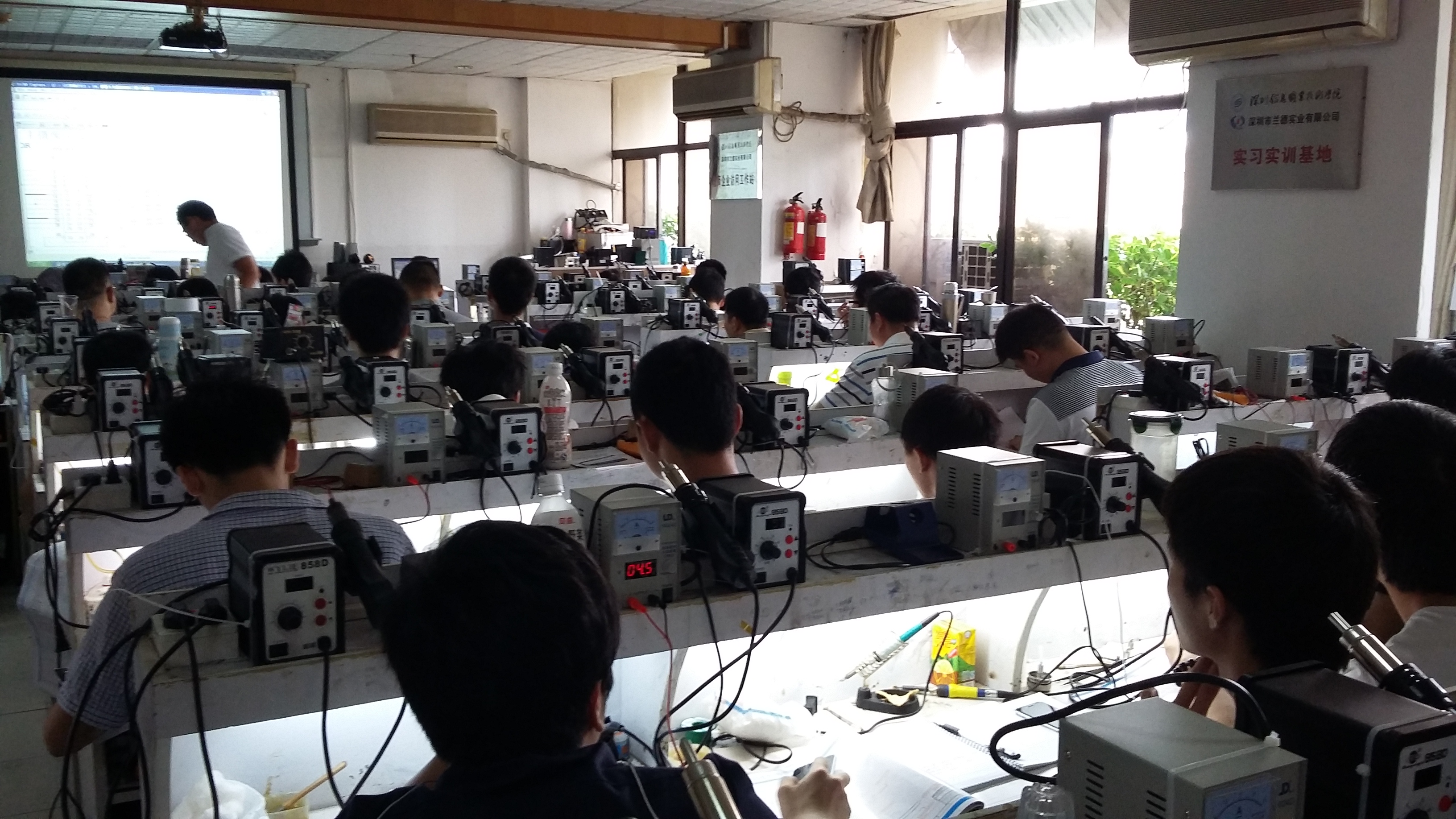 深圳市专业培训厂家手机维修培训零基础免费试学推荐就业 专业培训