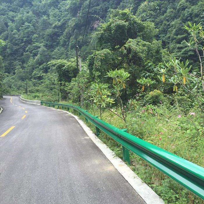 广西乡村公路波纹护栏板高速防撞护栏波形梁钢护栏图片