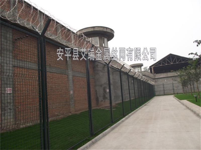 监狱钢网墙 监狱隔离网墙厂家 钢网墙安装