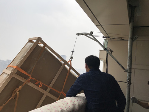 上海吊运床垫上楼和吊装床头上楼服务选择新方法电动工具吊装安全更可靠 上海吊装床头上楼