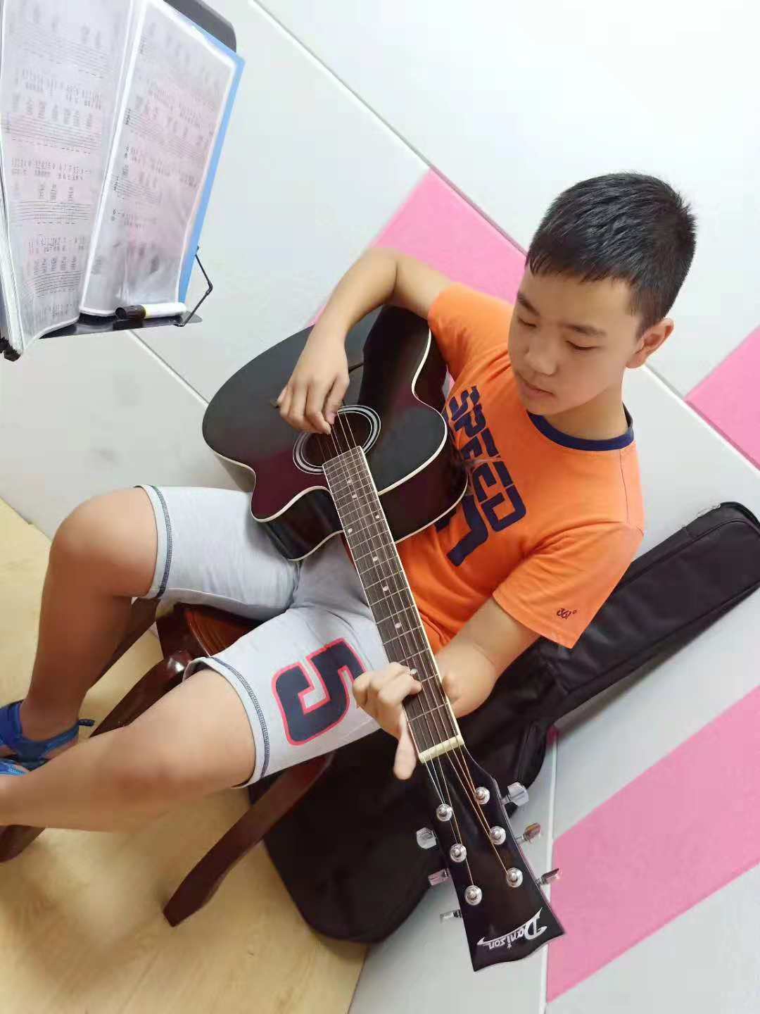 昆山苏州琴行吉他一对一私教培训体验课一节 苏州琴行吉他一对一培训体验课