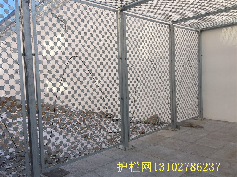 【斜方】监狱隔离网-监狱钢网墙价格-监狱梅花刺钢网墙厂
