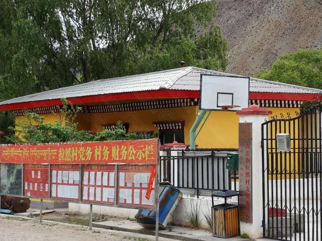 西藏地区合成树脂瓦替代木板作为民房屋顶改造防水材料图片