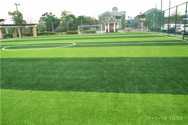人造草足球场，人造草足球场，标准环保人造草足球场施工建设标准环保人造草足球图片