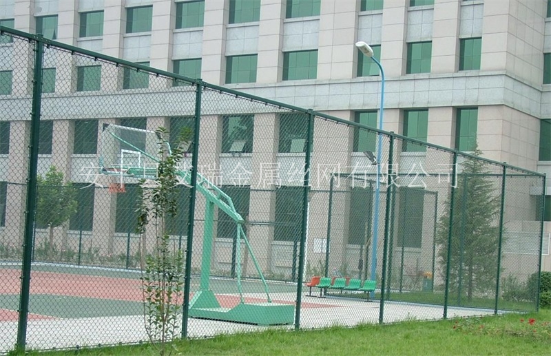 球场围网安装方法-球场隔离栅的图片-球场护栏网厂直供图片
