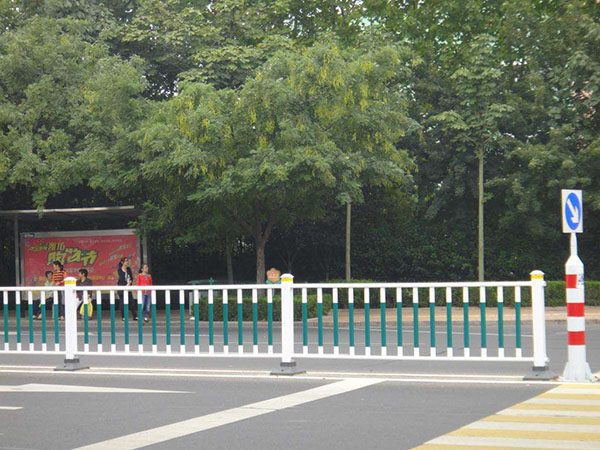 PVC护栏 交通道路护栏  草坪护栏   京式护栏图片