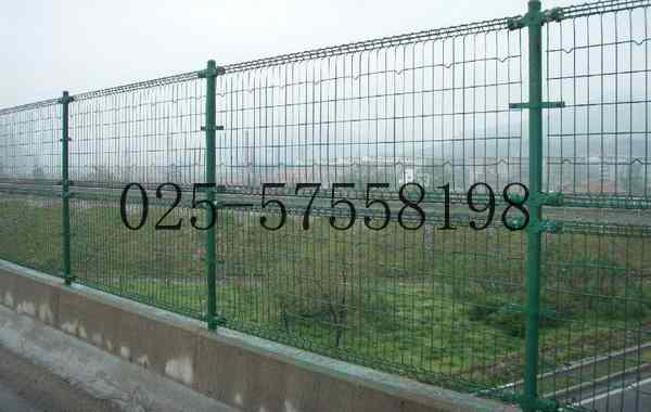 钢板护栏网价格图片