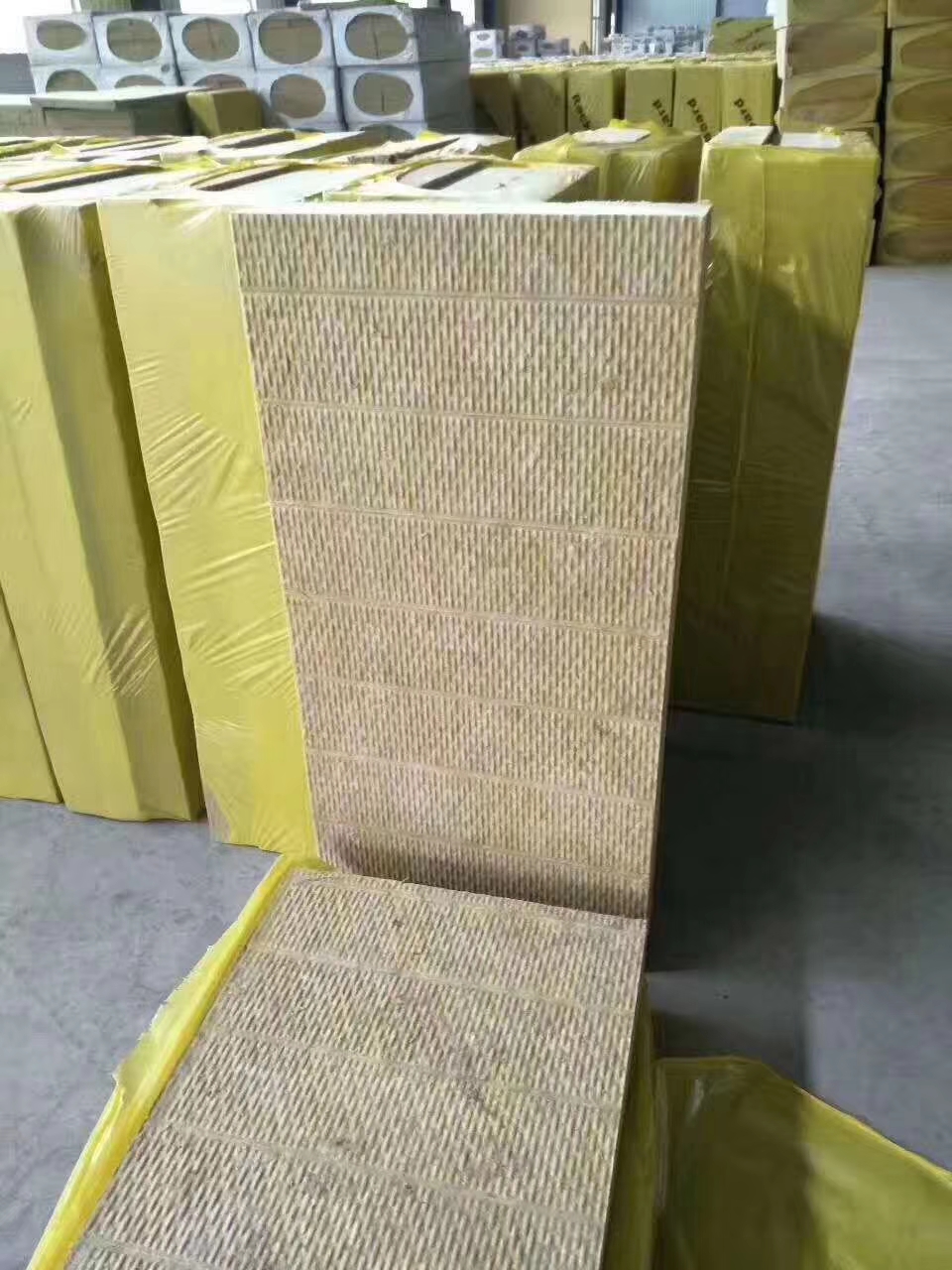 厂家直销 矿棉板 玄武岩岩棉板 工业岩棉板 质量保证 免费拿样图片