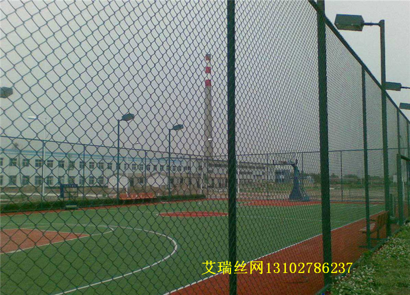 桂平篮球场地护栏-网球场围网-勾花足球场地围网护栏图片