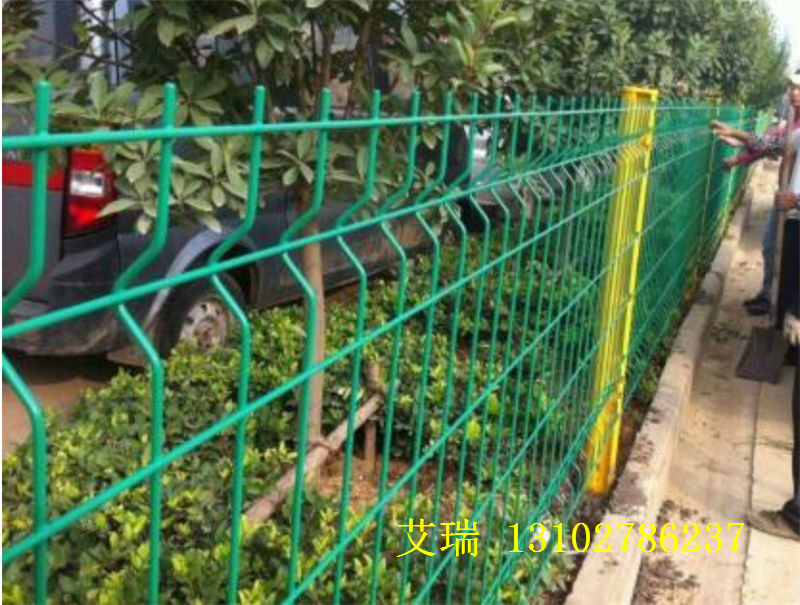 工业园景区铁丝围栏网-绿化养殖防护隔离网-绿化工程护栏图片