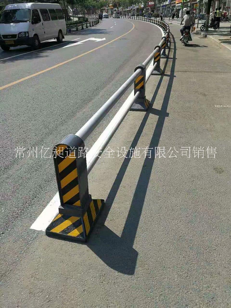 云南河北山东济南钢板焊接立柱配两横杆中心道路护栏，定制各类护栏
