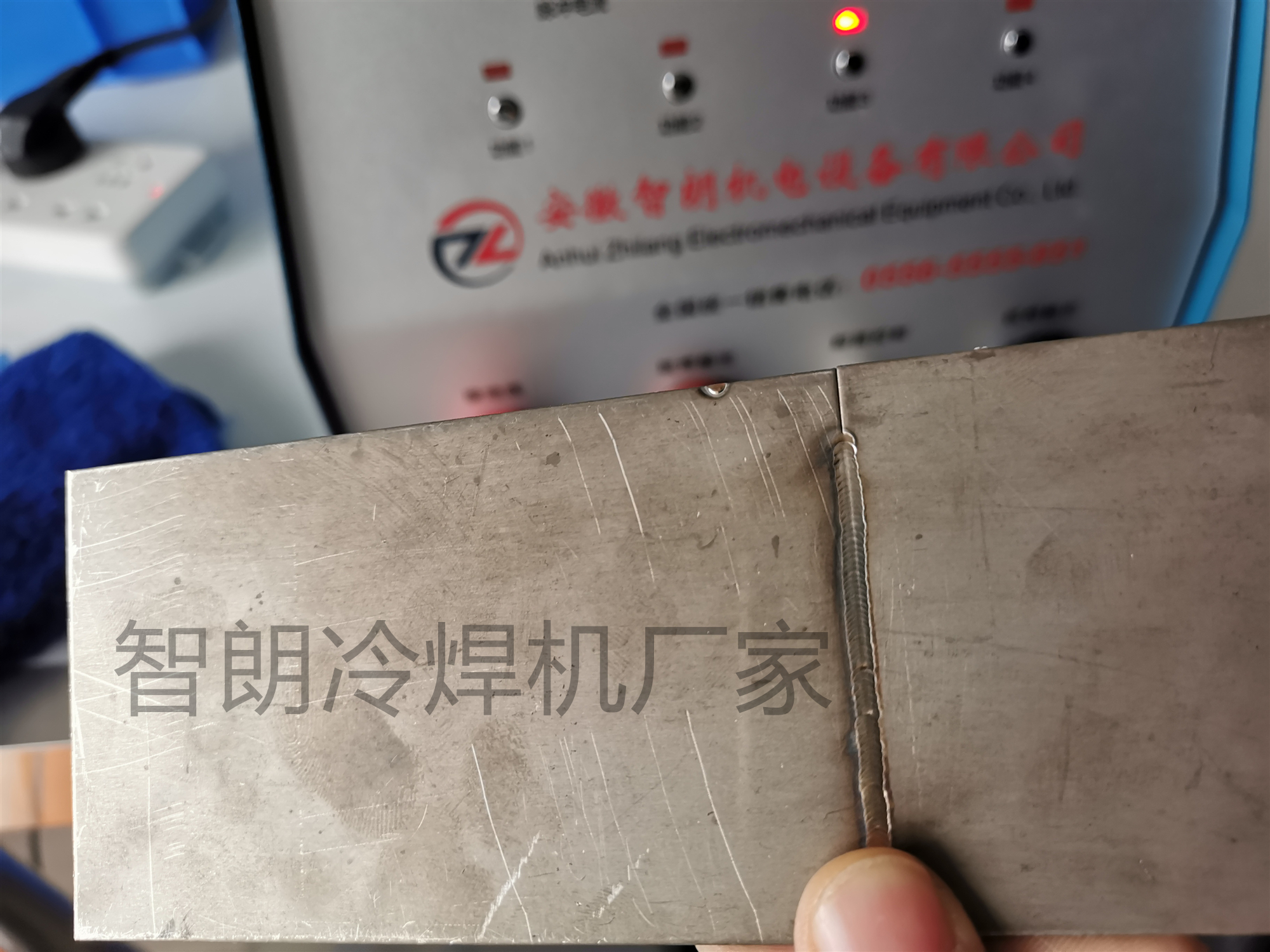 安庆市智朗不锈钢铝合金小型仿激光焊机厂家智朗不锈钢铝合金小型仿激光焊机 模具修补机 高精密修复冷焊机