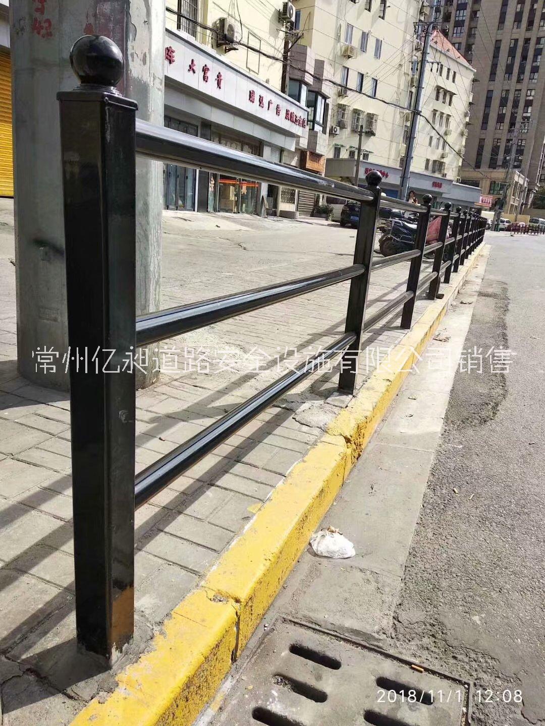 上海三横杆道路护栏中心护栏机非隔离护栏花式草坪围墙护栏，常州护栏厂定制各类护栏图片