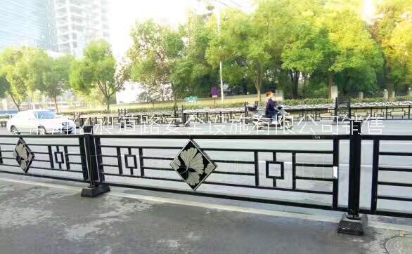 福建浙江带方框logo花式护栏，中心护栏各类围栏围挡铁栅栏