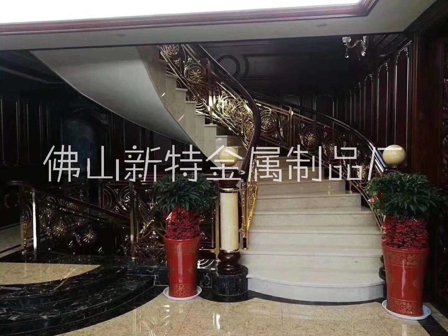 上海欧式弧形别墅镂空楼梯雕刻楼梯栏杆扶手安装效果图片