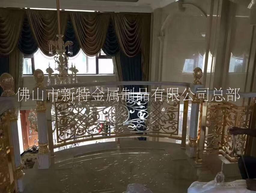 深圳独特精美的时尚住宅装修艺术铝雕花楼梯护栏