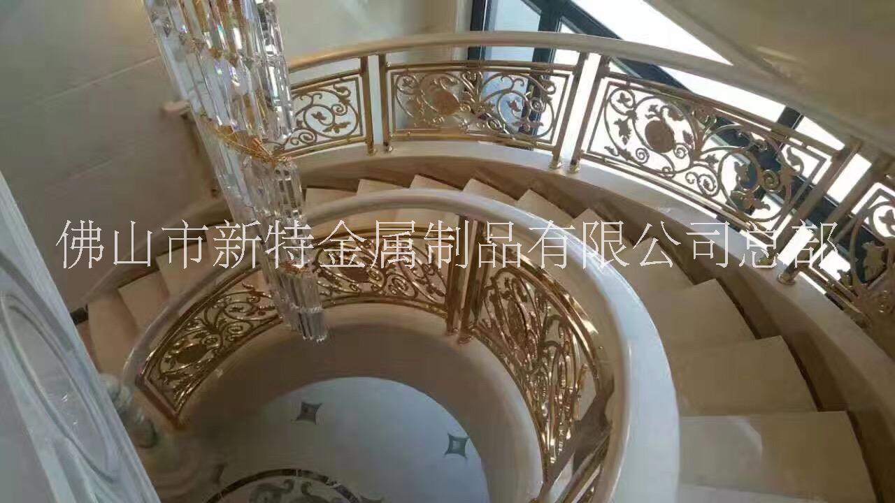 深圳独特精美的时尚住宅装修艺术铝雕花楼梯护栏