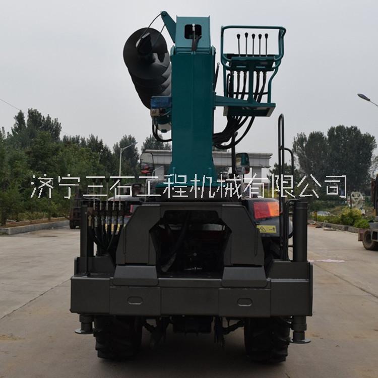 重庆拖拉机吊机四轮驱动厂家改装5吨12吨电力部门吊装电线杆