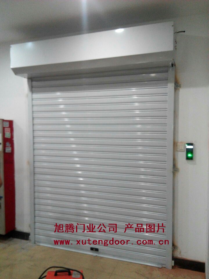青岛电动提升门，保温翻板门，保温软门生产厂家图片