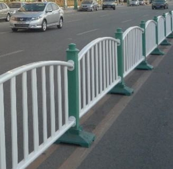 京式道路护栏U形交通安全锌钢隔离栏杆道路中央m型防撞护栏可定制