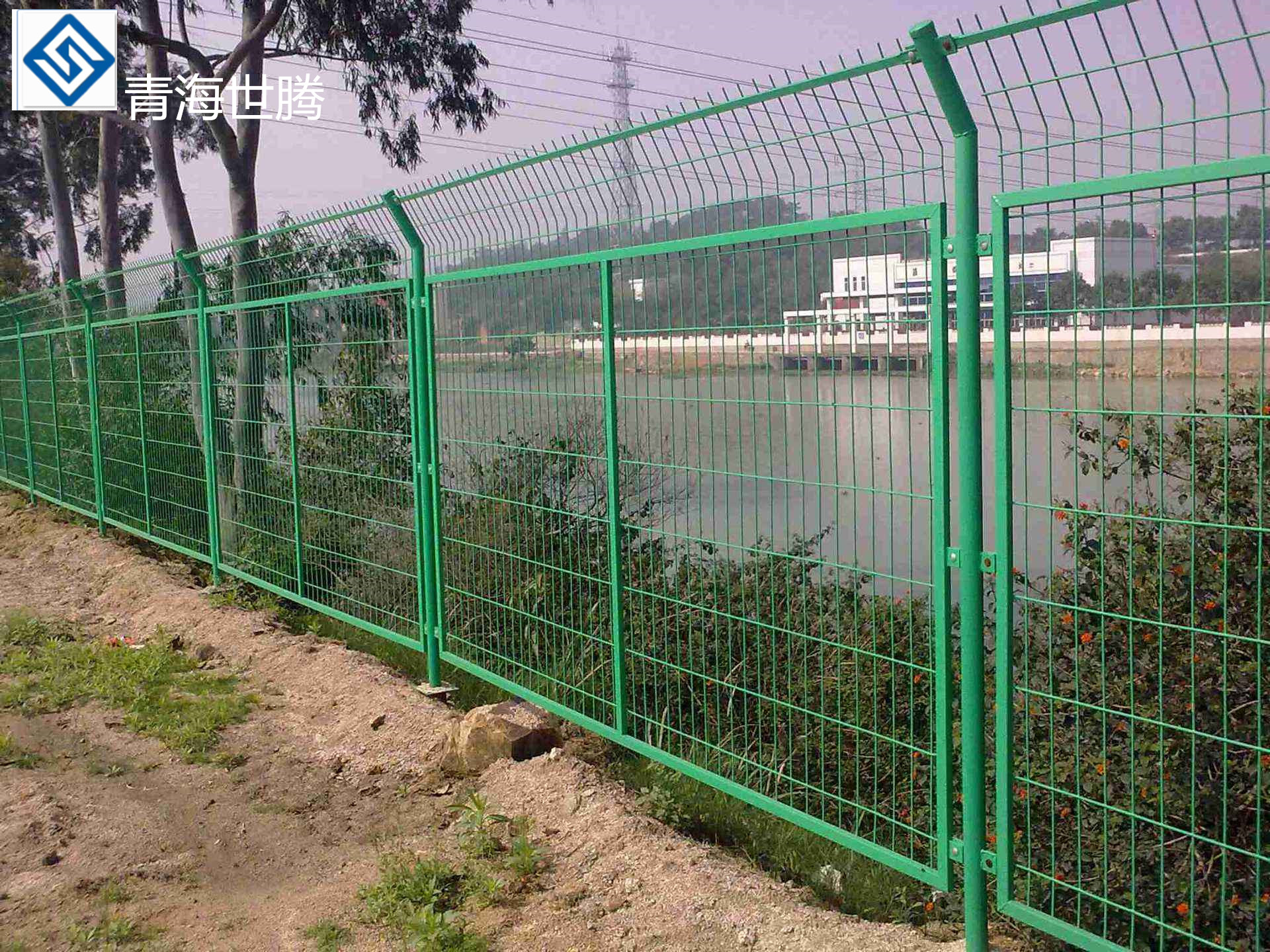 双边丝护栏网采用Q235 美观耐用不变形安装快捷使用与公路西宁双边丝护栏网 西宁双边丝护栏网