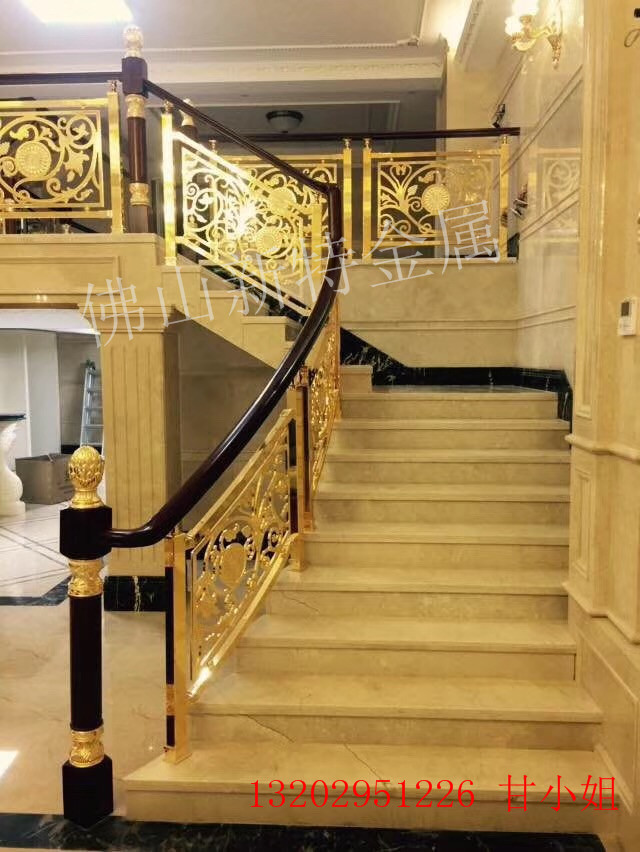 质感细腻的铝艺楼梯护栏搭配实木楼梯扶手效果图