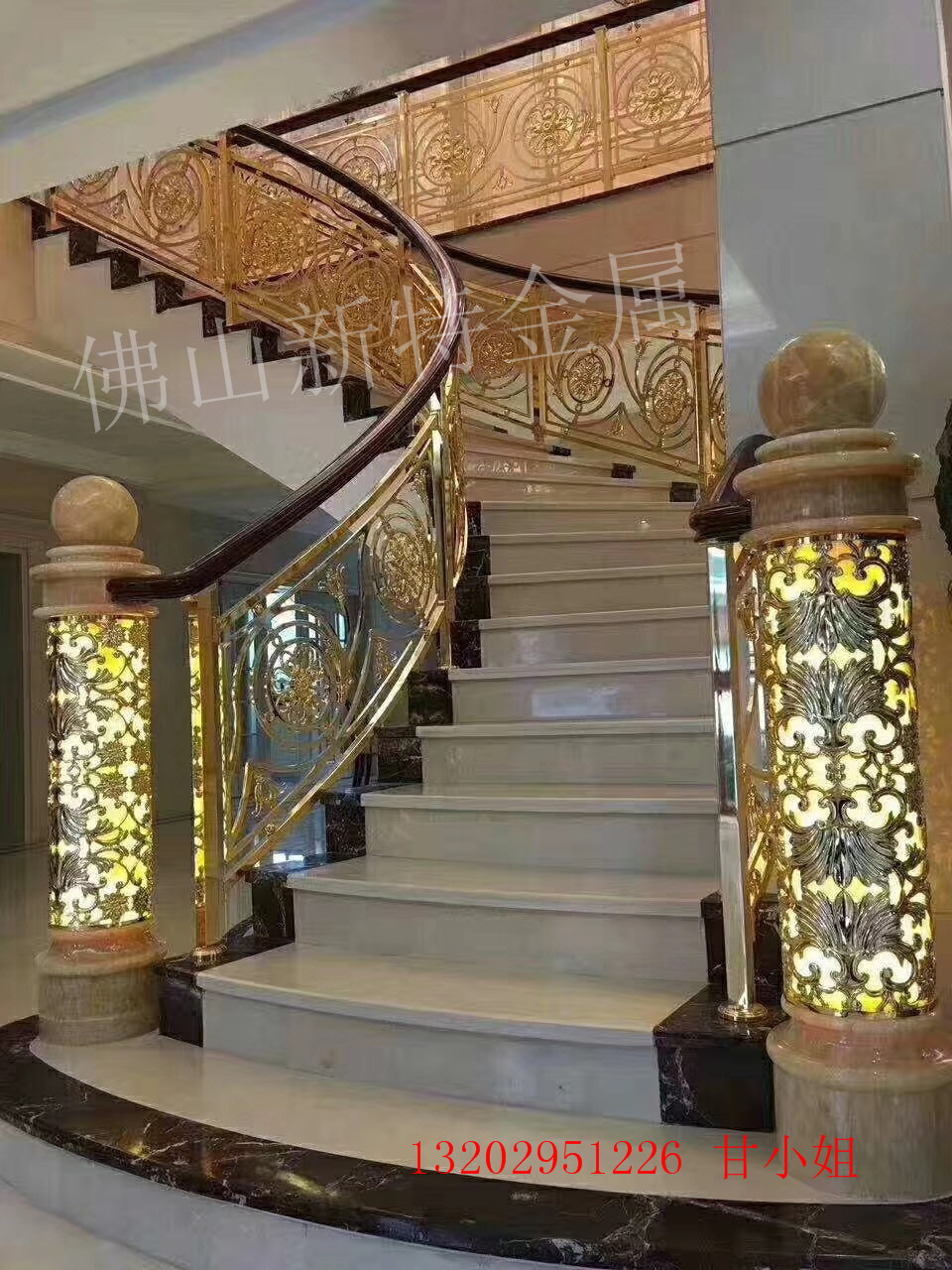 质感细腻的铝艺楼梯护栏搭配实木楼梯扶手效果图图片