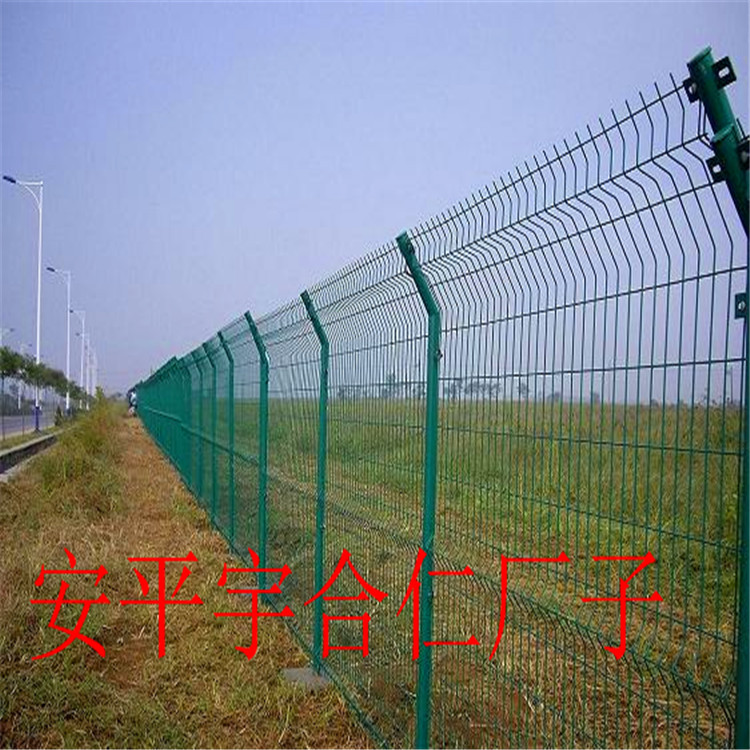 双边丝护栏网和框架护栏网常见的铁