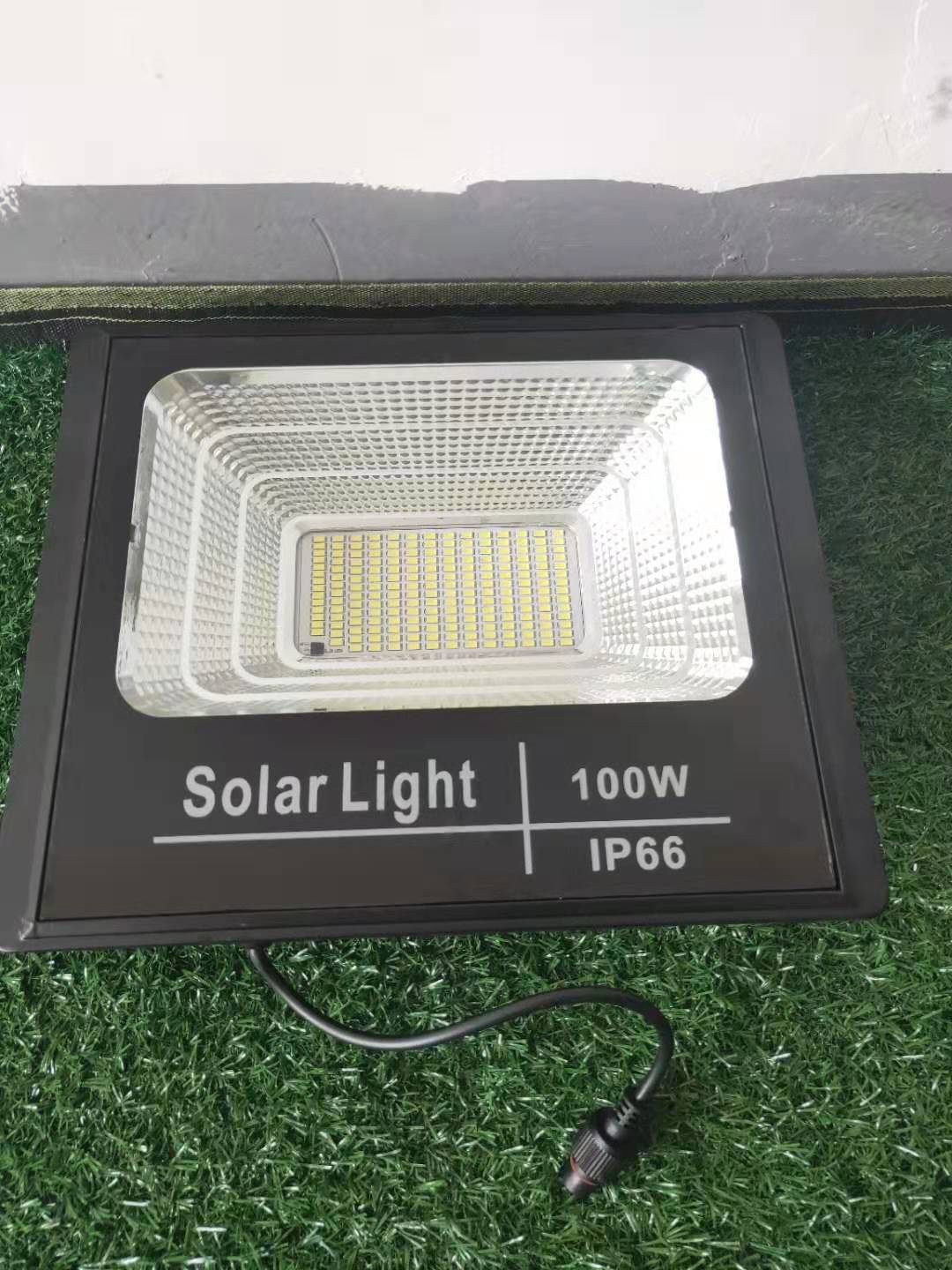 中山路灯生产厂家  LED太阳能投光灯图片
