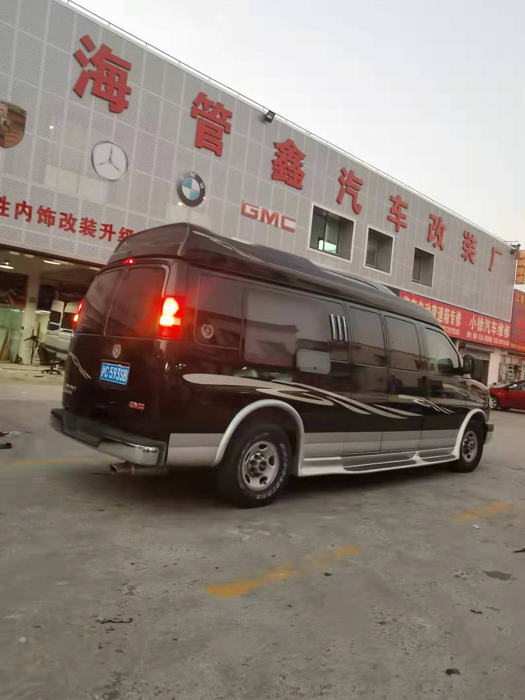 上海商务汽车改装升级翻新GMC房车内饰改色 上海商务汽车改装翻新GMC