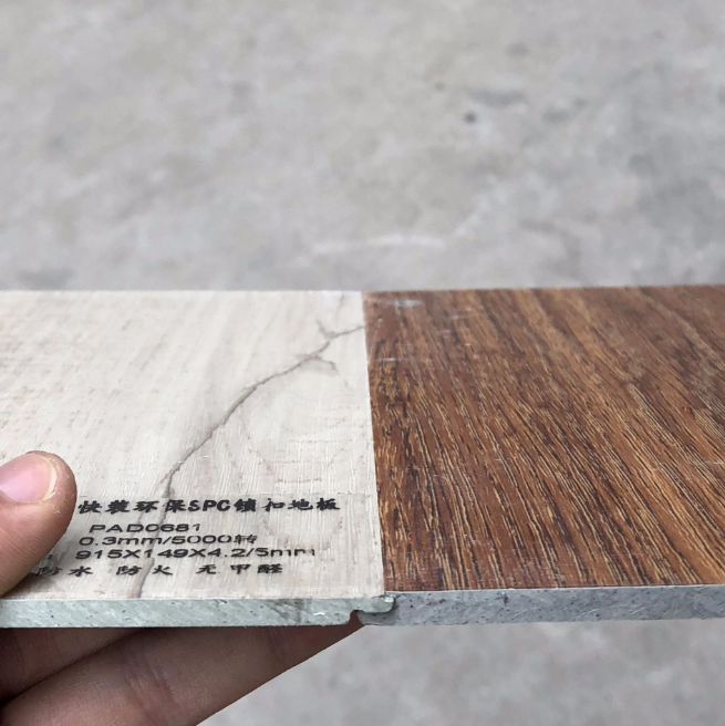厂家直销SPC石塑地板 快装锁扣拼接木纹自粘商用PVC地板无甲 醛