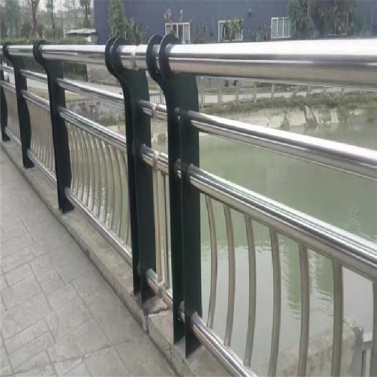 碳钢板和不锈钢桥梁防撞护栏加工厂家优质的板