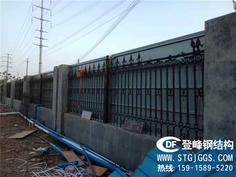 登峰广州A1款钢板围墙围挡使用在广州汽配产业工地项目