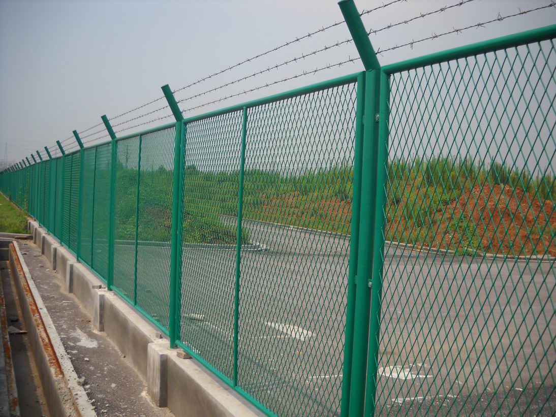 公路隔离网   护栏网  防御  强度高图片