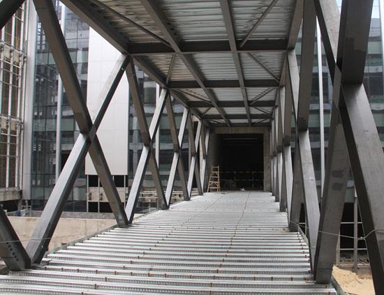 钢结构连廊生产厂家/福鑫腾达彩钢图片