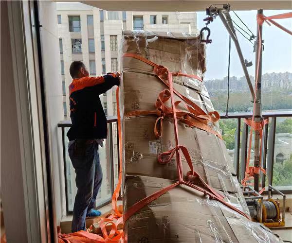上海高层吊沙发上楼，专业吊装家具，吊大件玻璃浴缸大理石图片