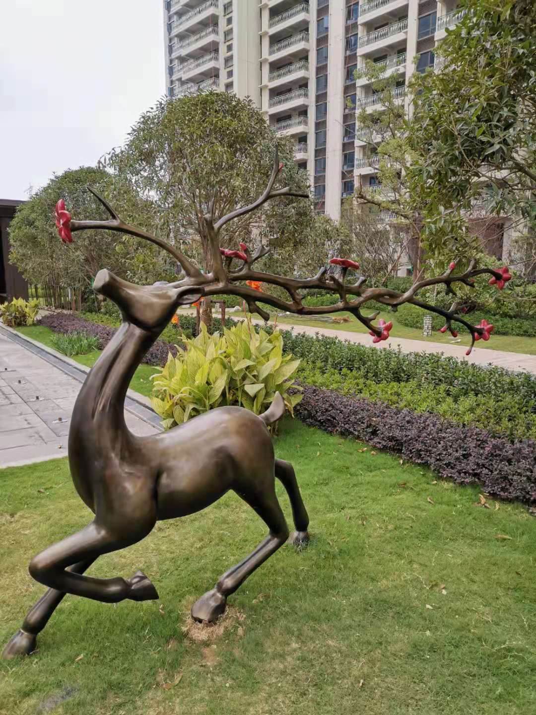 玻璃钢动物鹿雕塑园林装饰品仿真花鹿摆件公园景观花园玻璃钢动物鹿雕塑