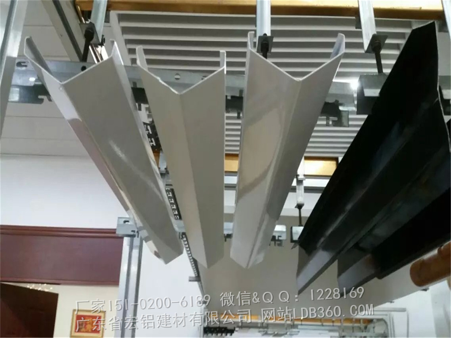 装饰铝挂片天花供应装饰铝挂片天花，厂家定制铝挂片吊顶天花，铝合金挂板材料