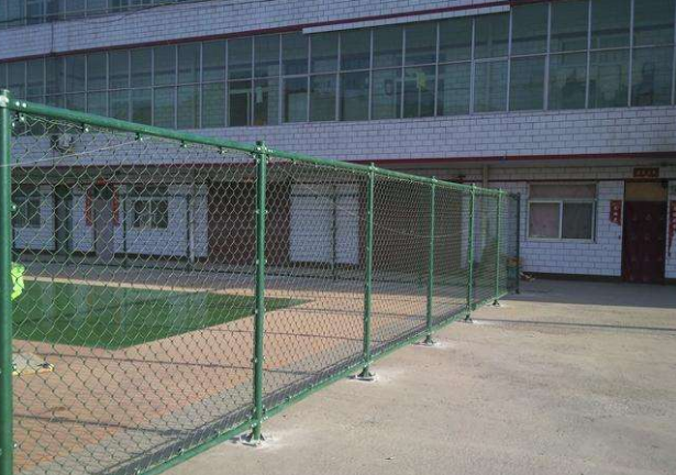 南宁市篮球场标准围网厂家  4米球场灯杆价格