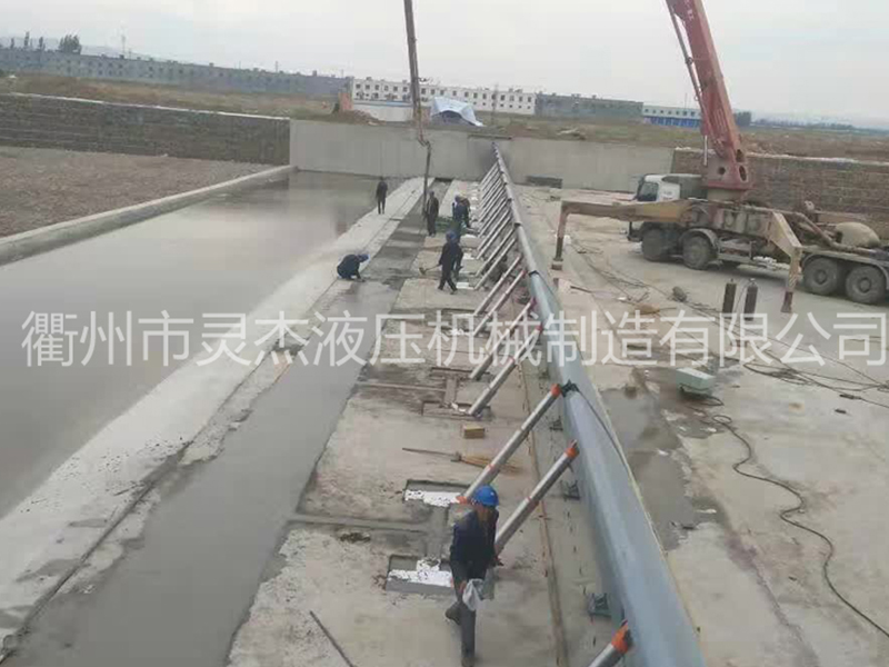 南京市液压升降坝厂家 液压坝制造厂 液压钢坝施工