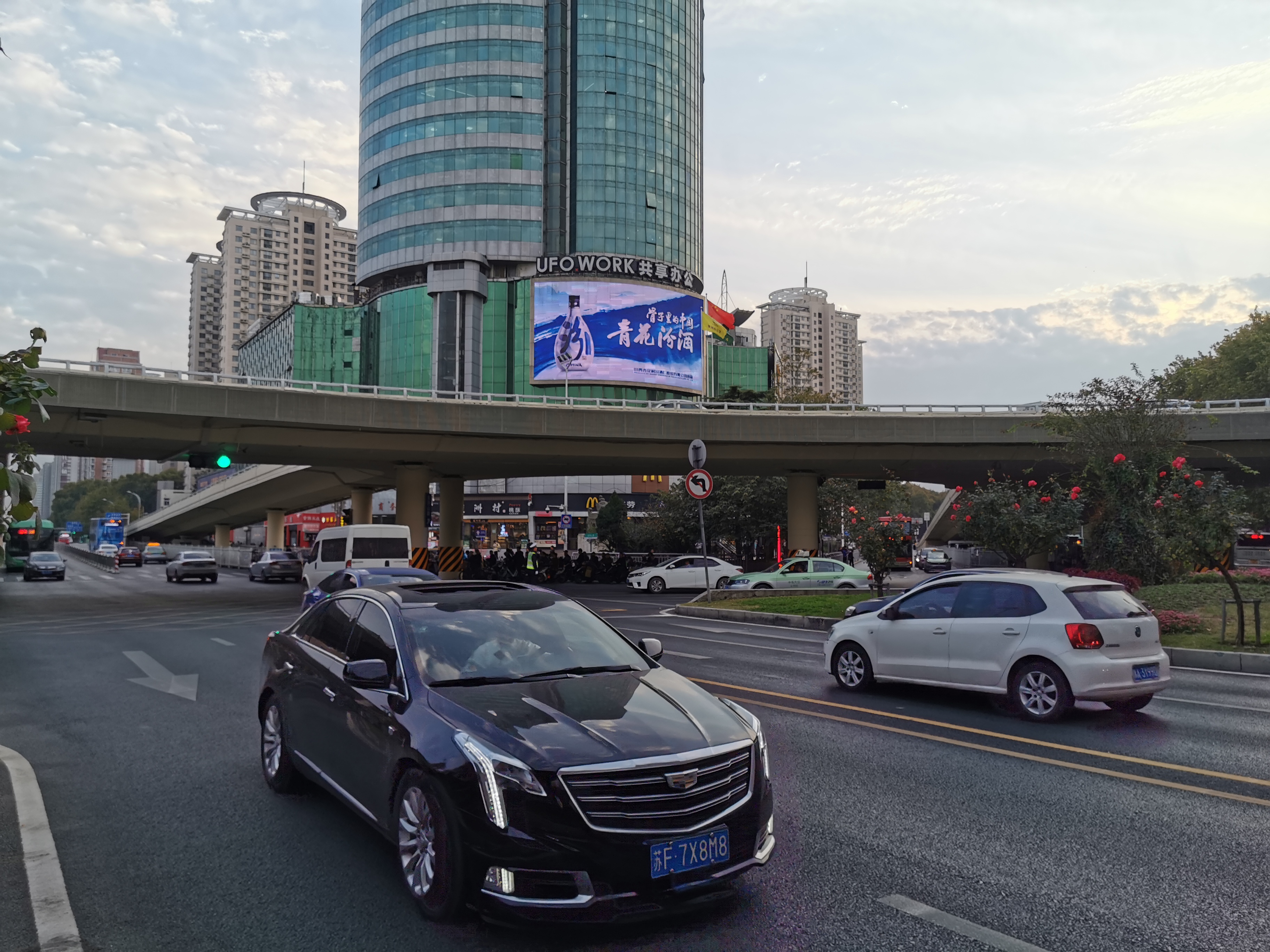 郑州户外LED大屏广告-紫荆山百货大楼LED大屏广告