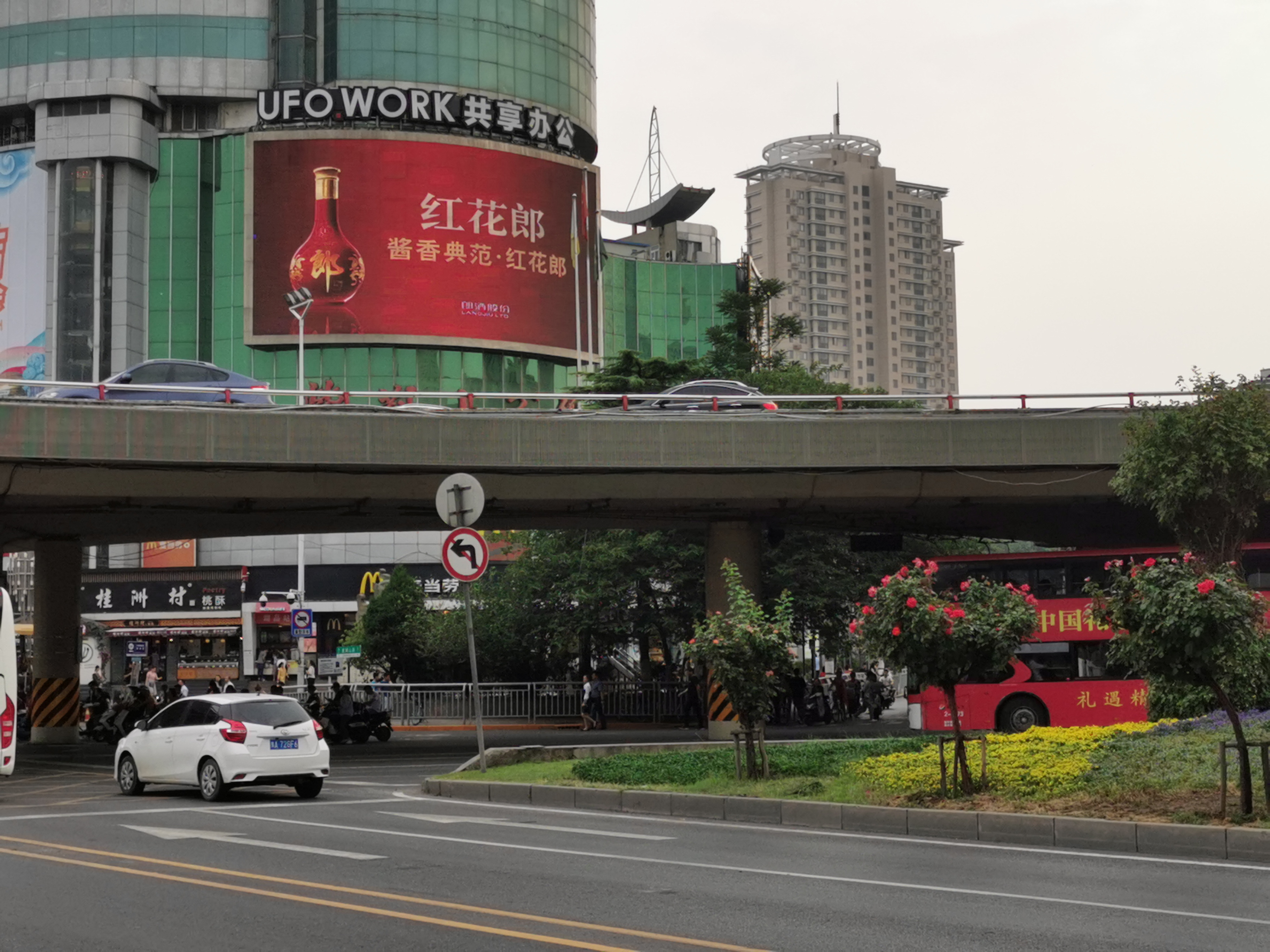郑州户外LED大屏广告-紫荆山百货大楼LED大屏广告