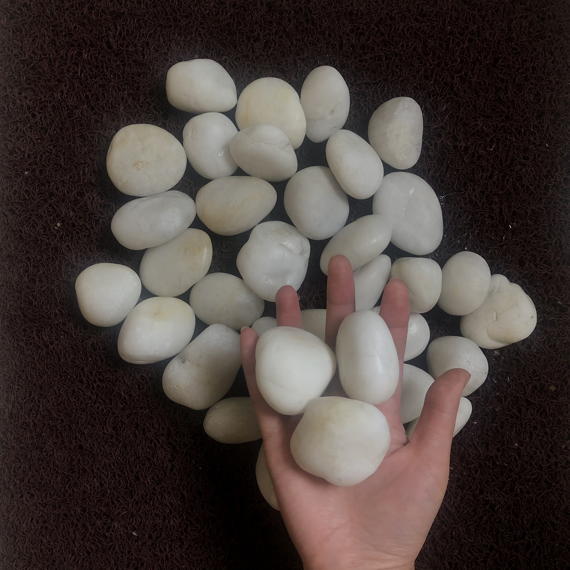 湖北白色鹅卵石生产厂家，白色鹅卵石出场价，自产自销鹅卵石滤料图片