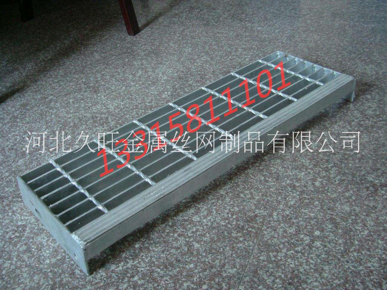陕西复合钢格板 工业楼梯复合踏步板 镀锌沟盖板 球型立柱栏杆厂图片
