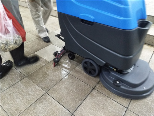 贵港农贸市场电动洗地机清洁地面灰尘、泥土、沙子、油污