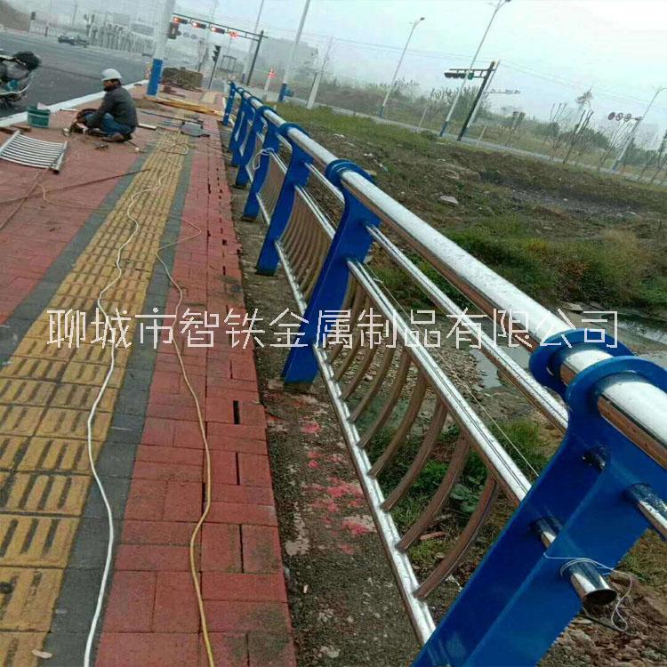 道路防护防撞栏杆桥梁护栏桥梁防撞护栏碳素钢护栏不锈钢复合管护栏景观河道护栏高架桥防撞护栏