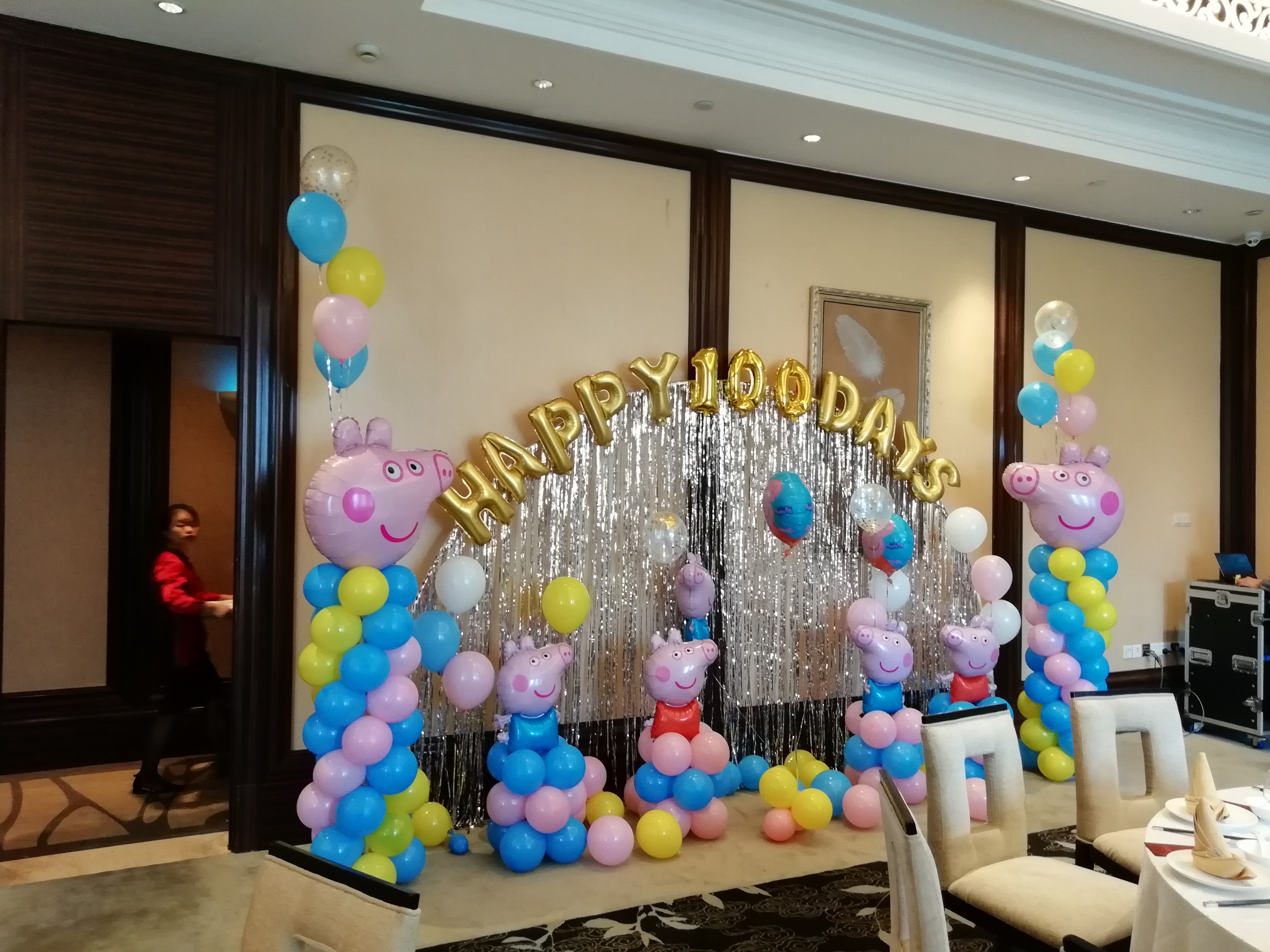 酒店餐厅包间宝宝周岁生日气球装饰场景签到背景墙气球花艺