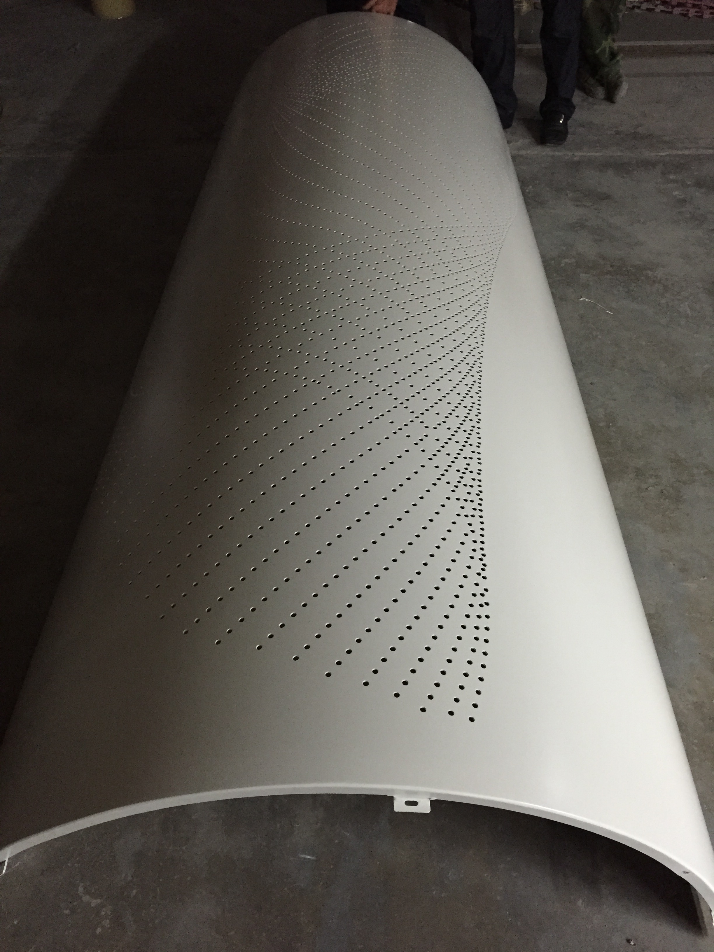 2毫米厚白色微孔弧形铝单板包柱子圆弧铝板加工艺术孔佛山厂家定制